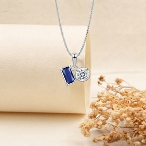 Conjunto de Pendientes y Colgante de Oro Blanco de 14K con Zafiro, Corte Brillante Redondo, Engaste de Garras, Bañado en Rodio, Joyería Clásica para Mujer - Product Image 4