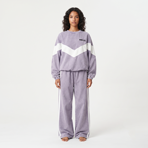 Conjunto de dos piezas para mujer: Sudadera oversize personalizada con paneles de chevron y lavado ácido, y pantalones rectos de cuello redondo. - Product Image 5