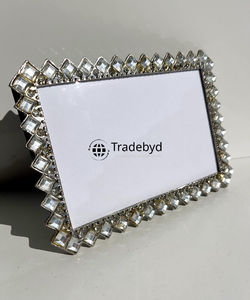 Cadre photo décoratif en métal de luxe, présentoir de table haut de gamme par Tradebyd - Product Image 3