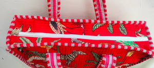 Sac fourre-tout matelassé en coton fait main, imprimés blocs animaux de safari vibrants, sangles rayées rouges, fermeture éclair, style bohème, prix d'usine - Product Image 4
