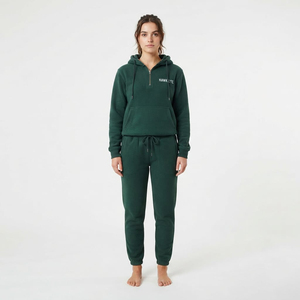Conjunto de dos piezas de chándal de algodón de color verde elegante para mujer HAWK EYE Premium con cremallera media y bolsillos tipo canguro - Product Image 1