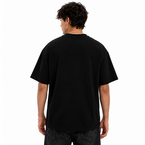 Camiseta Negra con Diseño de Casco de Fútbol Americano, Impresión Personalizada - Product Image 4