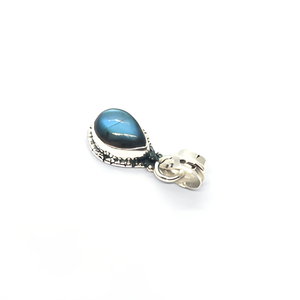 Colgante de Labradorita de Plata de Ley 925 con Diseño de Gota de Fuego Luminosa para la Tranquilidad, Joyería Unisex de Diseño Minimalista - Product Image 1