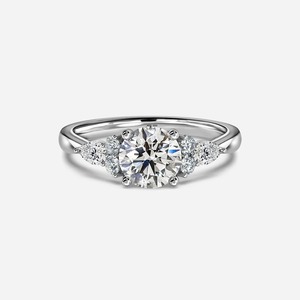 Anillo de Compromiso con Diamante Cultivado en Laboratorio de Corte Redondo de 1 Quilate, con Piedras Laterales en Forma de Pera, Oro Blanco de 14K, Fabricación de Joyería Personalizada OEM ODM al por Mayor - Product Image 1