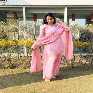 Conjunto de Kurta de Seda Satinada VASTRA COTTAGE con Salwar y Dupatta, Adorno de Espejo, Moti, Encaje y Zari, para Fiestas, Bodas y Eventos Étnicos - Product Image 5