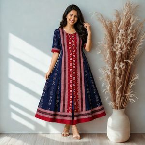 Vestido Anarkali Ikkat Arts Indigo Patola con Abertura Frontal – Azul Marino y Carmesí, Inspirado en la Costura Artesanal Étnica - Product Image 5