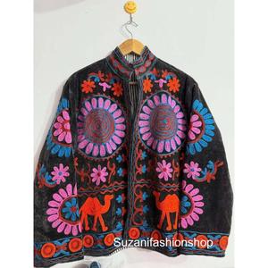 Chaqueta de Terciopelo con Cuello Alto y Bordado Floral, Hecha a Mano, Premium, para Mujer, Manga Larga, Largo Regular, Tejido, Estilo Invernal - Product Image 4