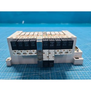 Conjunto de Válvula Solenoide Neumática SMC VQ1200-51 + VQ1200Y-5, Usado, Piezas de Equipos Legacy Semiconductor - Product Image 2