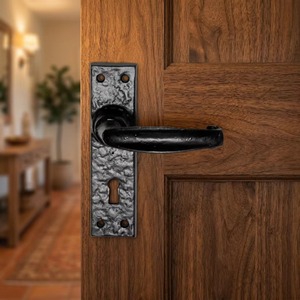 Manija de Puerta de Hierro Resistente Moderna Más Vendida con Placa Texturizada para Puerta de Entrada de Dormitorio, Orientación Ambidiestra, Fácil Instalación - Product Image 1