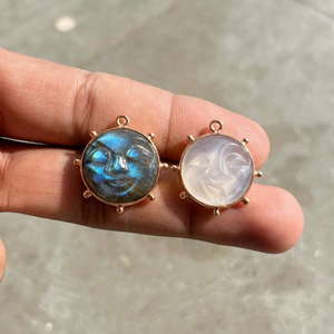 Pendentif en nacre sculpté à la main, motif visage de lune, charme déesse de la lune avec cadre plaqué or, bijou céleste pour collier - Product Image 6