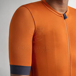 Maillot de cyclisme personnalisé haute performance en tissu respirant pour les professionnels, avec un design confortable et ajusté. - Product Image 5