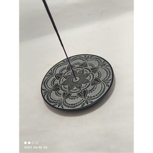 Plaque brûle-encens en pierre ollaire naturelle, sculptée mandala, ronde, avec récupérateur de cendres, pour aromathérapie et décoration intérieure - Product Image 6