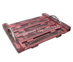 Bandeja para servir rectangular hecha a mano de madera de mango con asas de metal Bandejas de madera de suministro a granel a precios al por mayor - Product Image 1