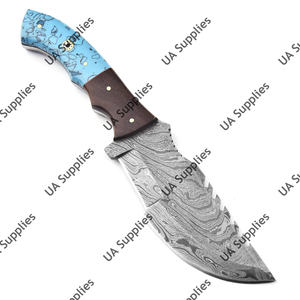 Couteau de chasse, de survie et de camping en acier Damas forgé à la main, à lame pleine, avec étui et manche en résine et bois de rose - Product Image 2