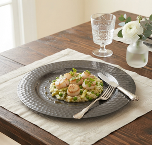 Assiette de service alimentaire ronde martelée argentée, assiette de présentation métallique sûre pour mariages, fêtes et traiteurs - Product Image 2