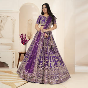 Lehenga Choli con bordados elaborados, diseño de falda acampanada, acabado de blusa elegante, estilo de dupatta transparente - Product Image 4