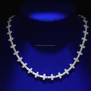 Collar con Cruz de Plata de Ley 925 con Diamantes Cultivados en Laboratorio y Diseño de Piedras Detalladas, Joyería de Lujo Estilo Hip Hop - Product Image 1