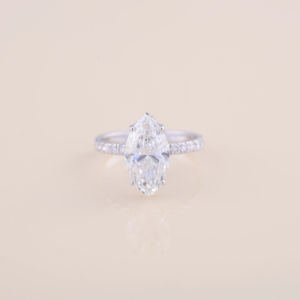 Anillo de Compromiso con Diamante Cultivado en Laboratorio de Corte Marquesa de 3.59CT, Color E, Engaste de Garras, Banda Pavé, Plata de Ley 925 Sólida, Bañado en Rodio, IGI - Product Image 1