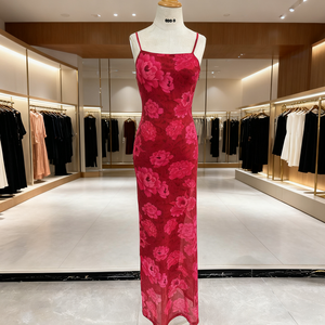 Robe longue élégante en mousseline de soie à imprimé floral rouge, sans manches, col carré, pour soirée d'été - Product Image 2