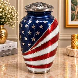 Urna Funeraria Metálica American Heritage con Diseño de Estrellas y Rayas, Tapa Plateada Honor a la Libertad y Acabado Premium - Product Image 1