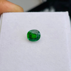 พลอยทซาโวไรต์ทรงคุชชั่น น้ำหนัก 2.55 กะรัต คุณภาพระดับ AAA พร้อมความเงางามระดับ AAA และสีเขียวสดใส ตัดและขัดเงาอย่างสมบูรณ์แบบ - Product Image 1
