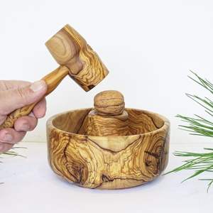 Cuenco de madera de diseño para romper nueces con martillo, elaborado para combinar funcionalidad y atractivo decorativo para la cocina - Product Image 3