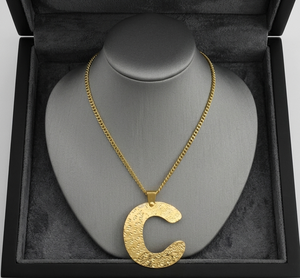 Collar con Colgante de Letra C en Latón Texturizado Hecho a Mano, Acabado Dorado Sólido, Resistente al Deslustre, con Spray de Poliuretano, Regalo para Mujer - Product Image 6