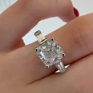 Bagues de fiançailles en or massif 14K 18K avec trois diamants de laboratoire taille coussin et pierres latérales baguette coniques, pour demande en mariage moderne - Product Image 6