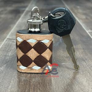 Llavero de cuero a cuadros hecho a mano al por mayor, mini botella de whisky, llavero de cuero genuino, artículo promocional para exposiciones y eventos - Product Image 1