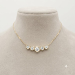 Collar Minimalista para Mujer, Barra Curva con Diamantes, Color E, Claridad VVS1, Cinco Diamantes Redondos Cultivados en Laboratorio, Oro Blanco Real de 18K - Product Image 5