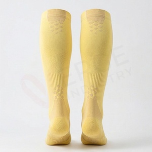 Chaussettes hautes pour hommes, couleur unie, tricotées, jaunes, style classique - Product Image 2