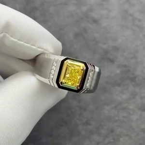 Anillo de Diamantes para Hombre con Diamante Amarillo Radiante de Laboratorio, Engastado en Bisel de Dos Tonos, con Certificado IGI y Claridad VVS - Product Image 3