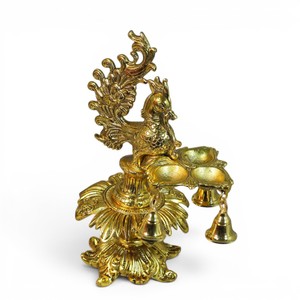 Lampe Samai en métal finition or, motif paon |   Lampe à huile décorative avec clochettes |   Diya traditionnel pour la Pooja, pour le temple à domicile et la décoration festive - Product Image 1