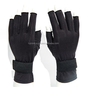 Gants de golf à adhérence avancée avec maille respirante et paume souple, conçus pour le confort, la stabilité et un soutien fiable pour le jeu en extérieur - Product Image 1
