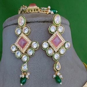 ชุดสร้อยคอทองคำชุบแบบคุนดัน พร้อมต่างหูและติกก้าสำหรับผู้หญิง เครื่องประดับดีไซน์เนอร์สำหรับงานแต่งงานและงานปาร์ตี้ - Product Image 2