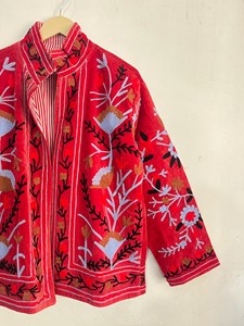 Veste en velours brodée à la main pour femmes, design floral bohème rouge, tenue ethnique pour festival, veste courte - Product Image 2