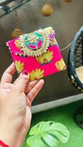 Bolsitas de monedas tradicionales indias para bodas, con múltiples diseños Lehriya Gotta Patti, para regalos de pooja y recuerdos de fiestas indias. - Product Image 4