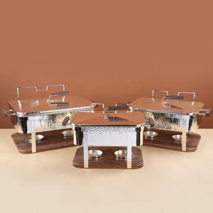 Plat à chafing rectangulaire en acier inoxydable martelé avec base et poignées en bois, chauffe-plats professionnel pour buffets et traiteurs hôteliers - Product Image 1