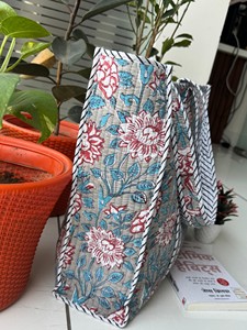 กระเป๋าผ้าฝ้ายลายควิลท์  ลายดอกไม้คลาสสิกแบบแฮนด์บล็อก  ออกแบบมาเพื่อการใช้งานประจำวันและการพกพาอย่างยั่งยืน - Product Image 2