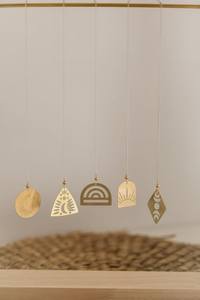Decoración colgante chapada en oro con formas geométricas para decoración de interiores - Product Image 1