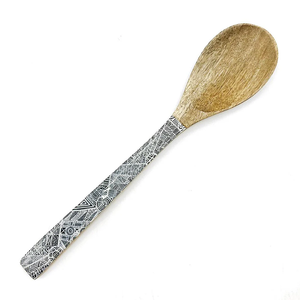 Cuchara de servir de madera de olivo orgánica ecológica con elegante diseño impreso en el mango para uso en la mesa a un precio inmejorable. - Product Image 1