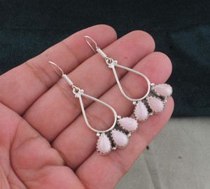 Boucles d'oreilles pendantes de luxe en argent sterling 925 Shree Jaipur avec opale rose, pierres précieuses naturelles et grappe de pierres multiples en forme de poire - Vente en gros - Product Image 4