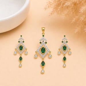 Conjunto de Collar y Pendientes de Cristal Esmeralda Verde RAY FINE ORNATES, Chapado en Oro, Certificado IGI, Joyería Nupcial Moderna - Product Image 1