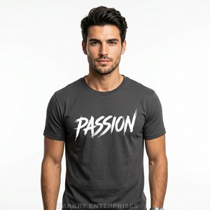 Camiseta de Algodón Personalizada para Hombre, Diseño Gráfico Brush Script Passion, Color Gris Oscuro, Estilo Urbano, Fabricante Mayorista OEM, Ropa Casual - Product Image 1