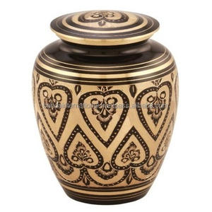 Urnes funéraires pour adultes en laiton de haute qualité avec de belles urnes funéraires en métal fini or et noir de gravure pour les cendres humaines - Product Image 3