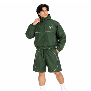 Conjunto Deportivo de Chaqueta y Pantalones Cortos con Capucha Verde de Moda, Chaqueta Ligera de Nailon con Detalles Reflectantes Personalizados y Pantalones Cortos Deportivos para Verano - Product Image 5