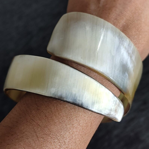 Joyería Ecológica de Hueso de Cuerno, Pulseras Modernas en Espiral con Forma de Serpiente para Boda, Hechas a Mano por Perfect Enterprises - Product Image 4