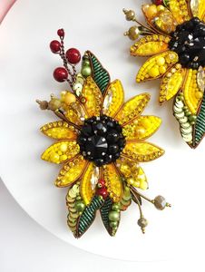 Broche de luxe brodée et perlée, accessoire de mode fait main pour femme, broche oiseau perlée brodée à la main avec détails - Product Image 2