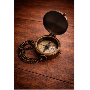 เข็มทิศพกพาทองเหลืองพร้อมสายโซ่ สไตล์วินเทจ อุปกรณ์นำทางทางทะเลแบบพกพา - Product Image 1