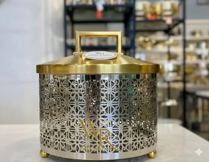 Collection élégante de cuisine et de vaisselle : chauffe-plat rond en acier inoxydable avec couvercle poli et motifs géométriques - Product Image 3